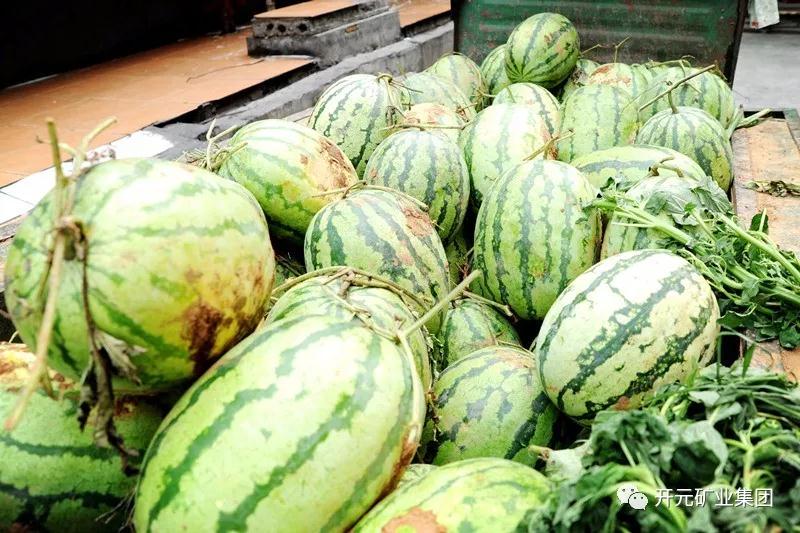 買(mǎi)下一整車(chē)西瓜，讓瓜農(nóng)早點(diǎn)回家